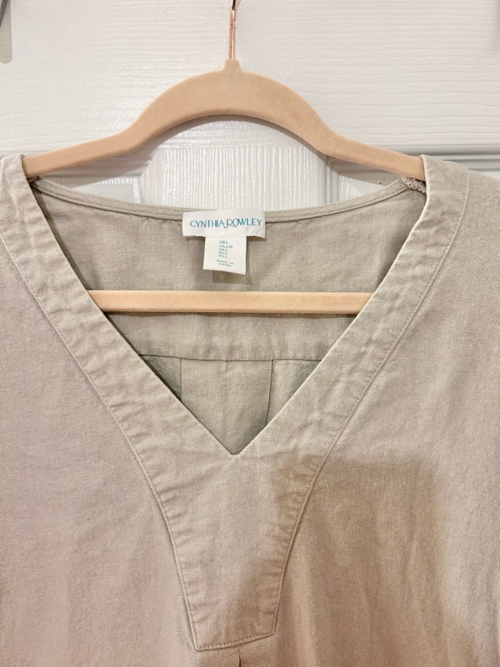 Cynthia Rowley Beige V-Neck Puff Sleeve Linen Dress - Classic Everyday Style - Picture 3 of 4